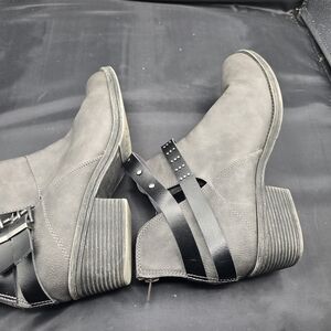Jellypop‎ Gray and Black Heeled Boots with Modern Block Heel